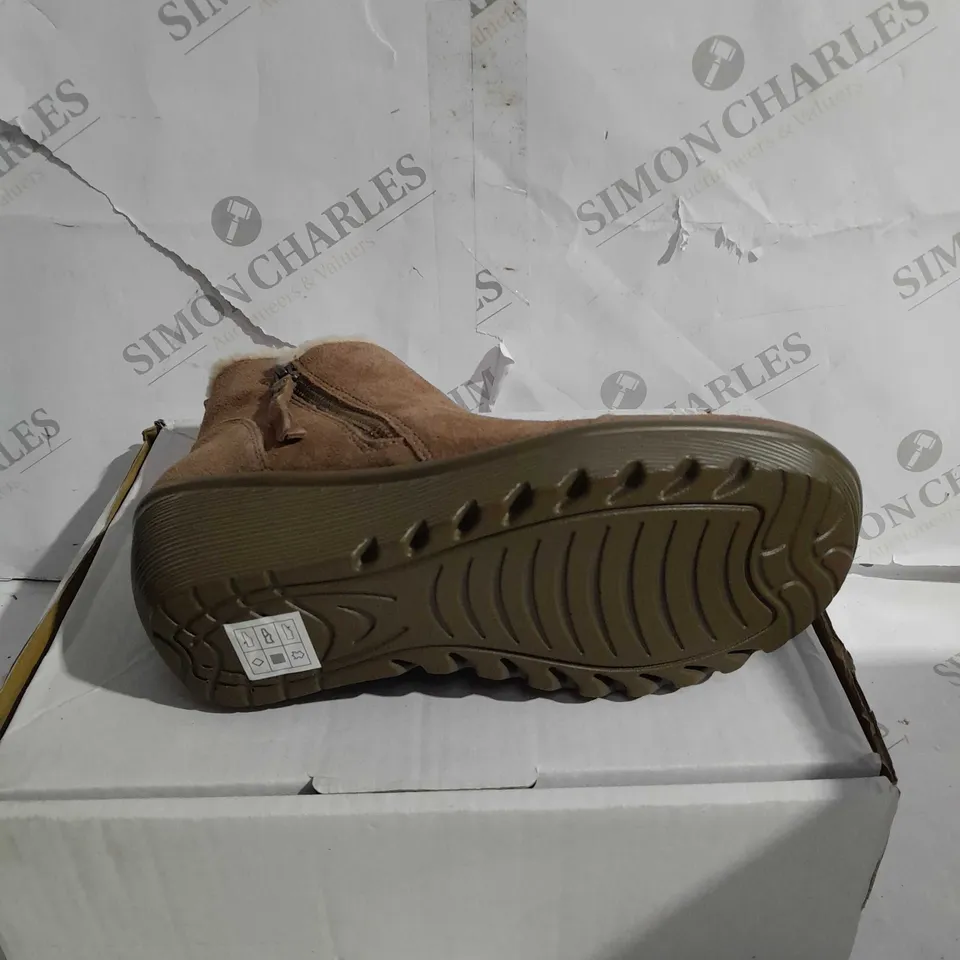 SKETCHERS OF HURS ZIP BT MUSHROOM SIZE 6.5