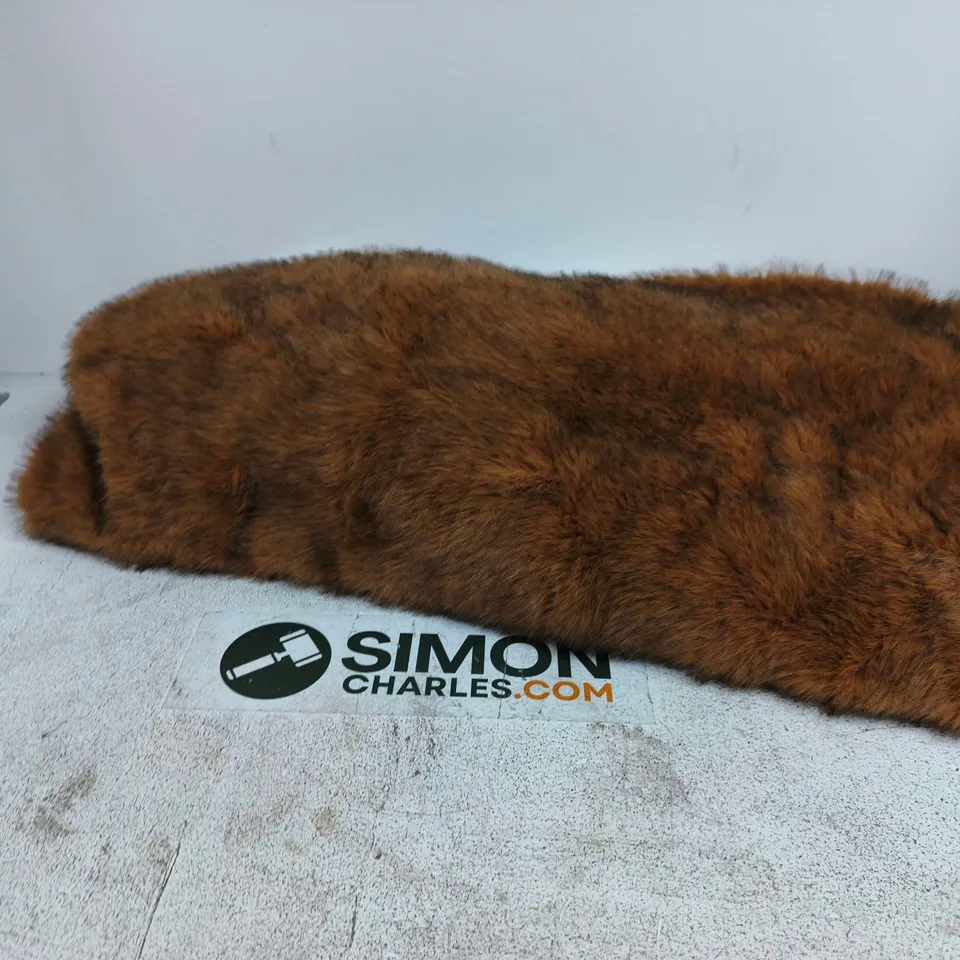 BOX OF APPROXIMATELY 20 ASSORTED ITEMS TO INCLUDE: FAUX FUR THROW