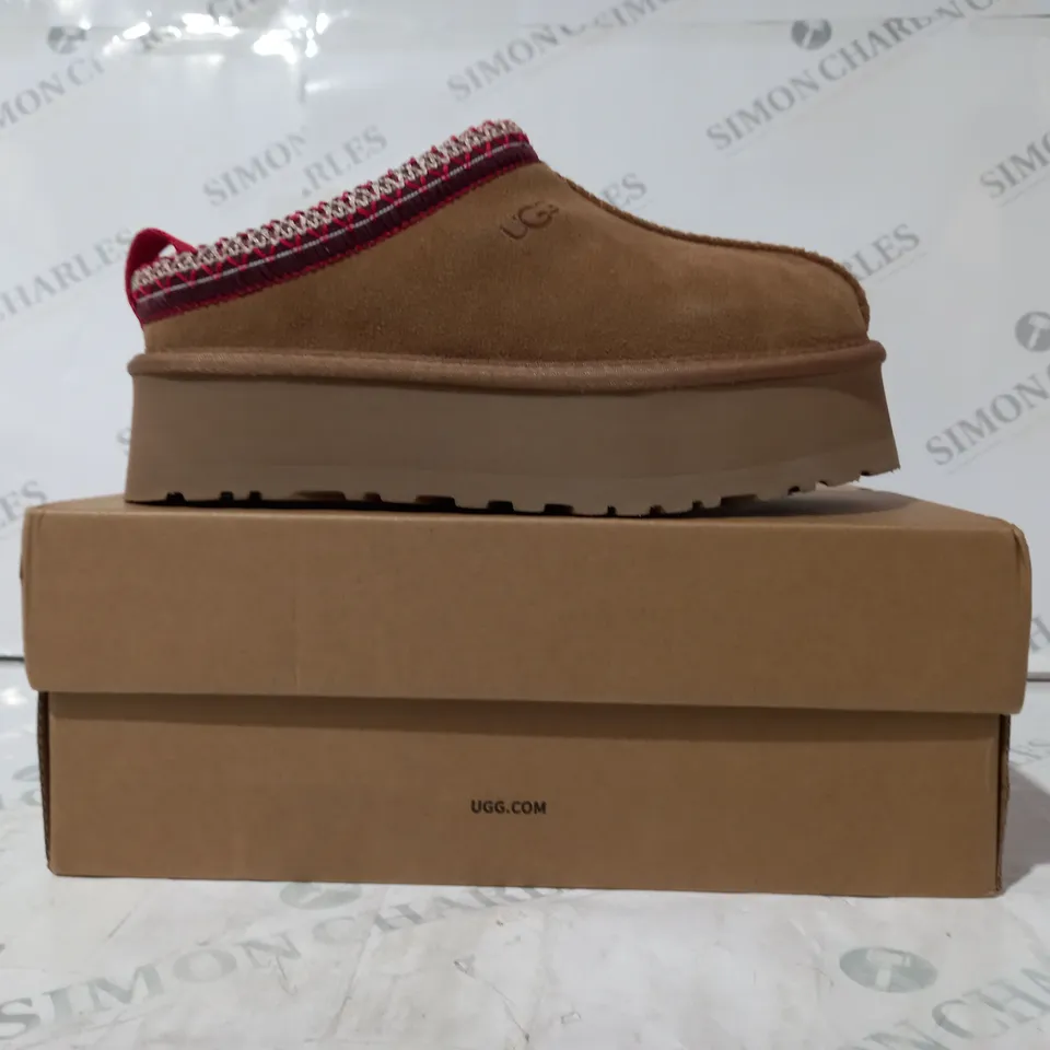 BOXED PAIR OF UGG WTAZZ SHOES IN TAN UK SIZE 4