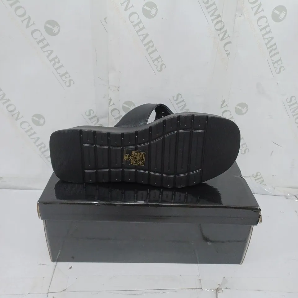 KOI FOOTWEAR LADIES BLACK CHUNKY SLIDERS SIZE 5