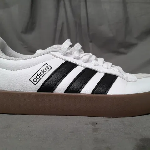 PAIR OF ADIDAS SHOES IN WHITE/BLACK UK SIZE 6