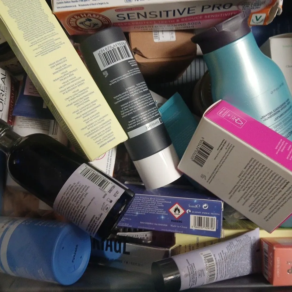 APPROXIMATELY 20 ASSORTED COSMETIC ITEMS TO INCLUDE AVEENO, BAYLIS & HARDING, ETC - COLLECTION ONLY