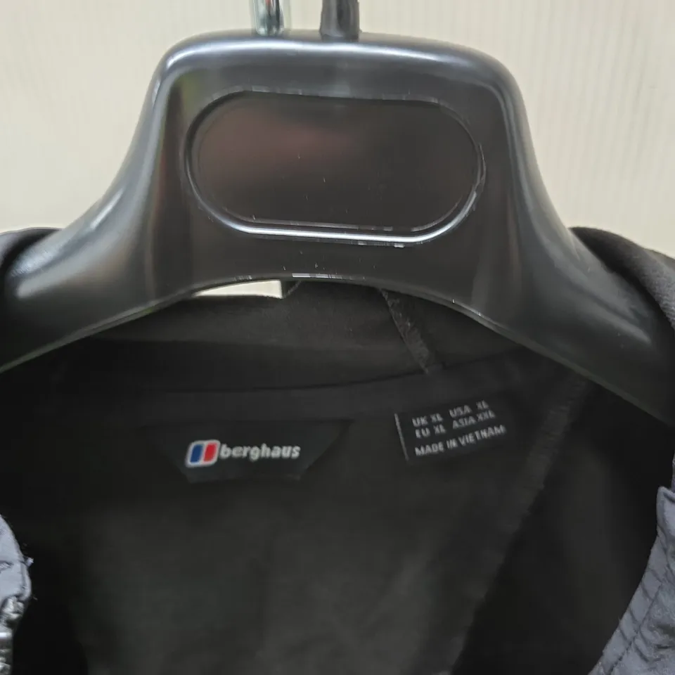 BERGHAUS MEN'S BLACK SHELL JACKET, UK XL (HOODED)