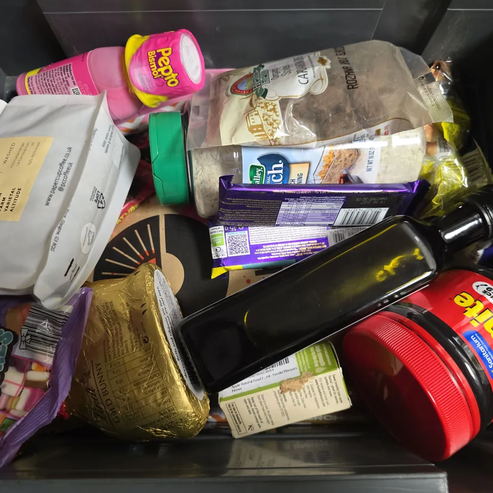APPROXIMATELY 15 ASSORTED FOOD & DRINK ITEMS TO INCLUDE RANCH SEASONING, MARMITE, DOLLY MIXTURES, ETC - COLLECTION ONLY