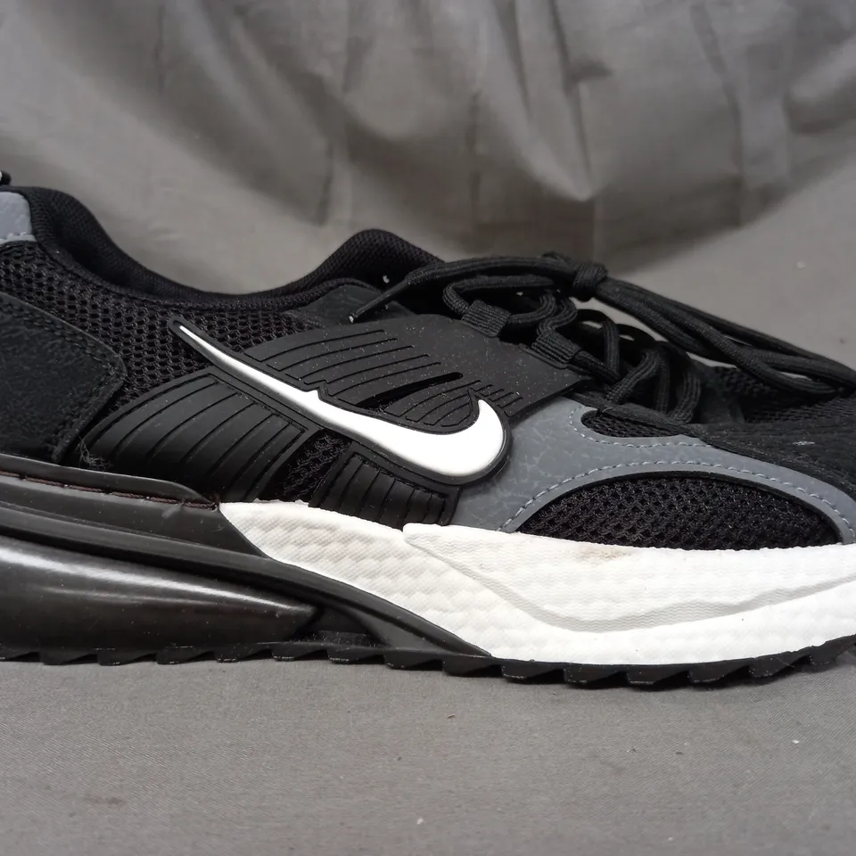 PAIR OF NIKE SHOES IN BLACK EU SIZE 40