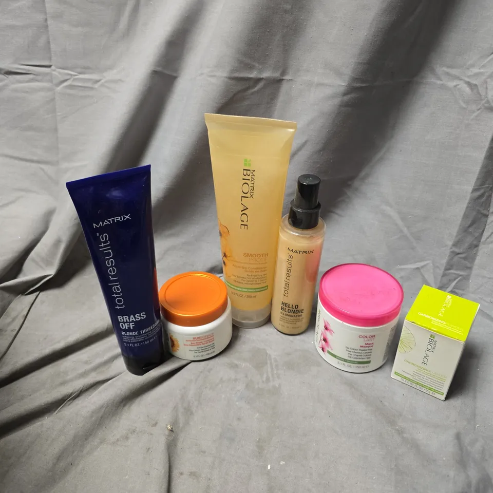 APPROXIMATELY 20 ASSORTED HEALTH & BEAUTY PRODUCTS TO INCLUDE BIOLAGE SUN REPAIR TREATMENT, MATRIX HELLO BLONDIE ILLUMINTAOR, BIOLAGE CARBONIZNG POWDER, ETC