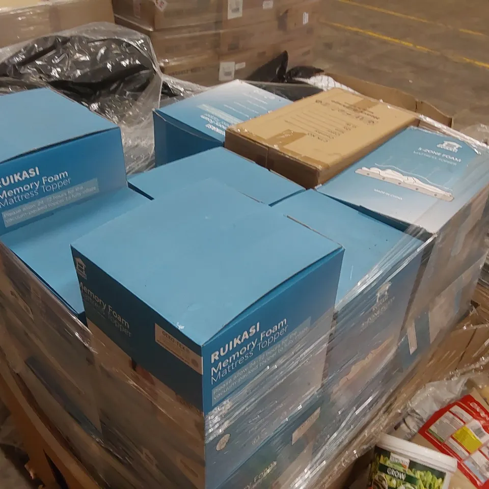 PALLET CONTAINING A LARGE QUANTITY OF BOXED MEMORY FOAM MATTRESS TOPPERS