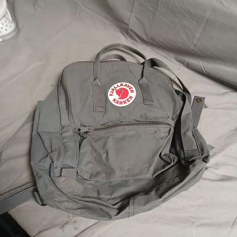 BOX OF ASSORTED HOUSEHOLD ITEMS INCLUDING FJALLRAVEN KANKEN BACK PACK AND SOCE CARRY BAG