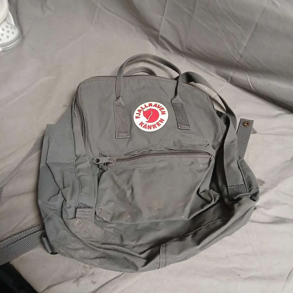 BOX OF ASSORTED HOUSEHOLD ITEMS INCLUDING FJALLRAVEN KANKEN BACK PACK AND SOCE CARRY BAG