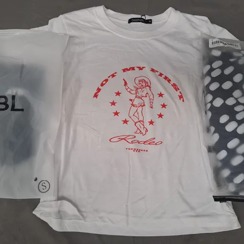 BOX OF APPROXIMATELY 20 ASSORTED CLOTHING AND FASHION ITEMS IN VARIOUS STYLES AND SIZES TO INCLUDE AYBL, BOOHOO, SHEIN, ETC