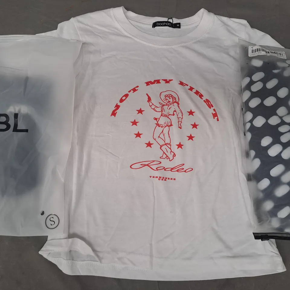 BOX OF APPROXIMATELY 20 ASSORTED CLOTHING AND FASHION ITEMS IN VARIOUS STYLES AND SIZES TO INCLUDE AYBL, BOOHOO, SHEIN, ETC