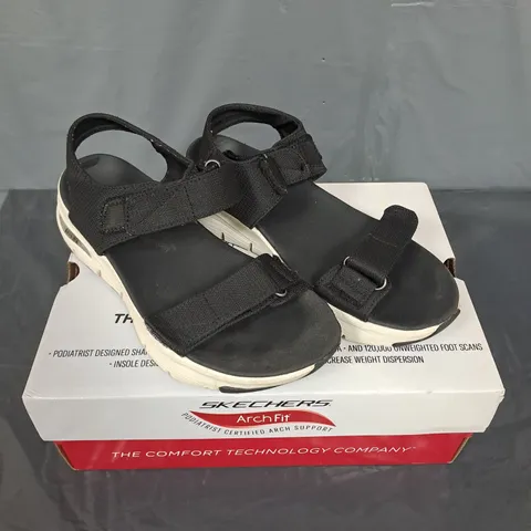 BOXED PAIR OF SKECHERS ARCH FIT 2.0 GO-GETTER SANDALS - 3