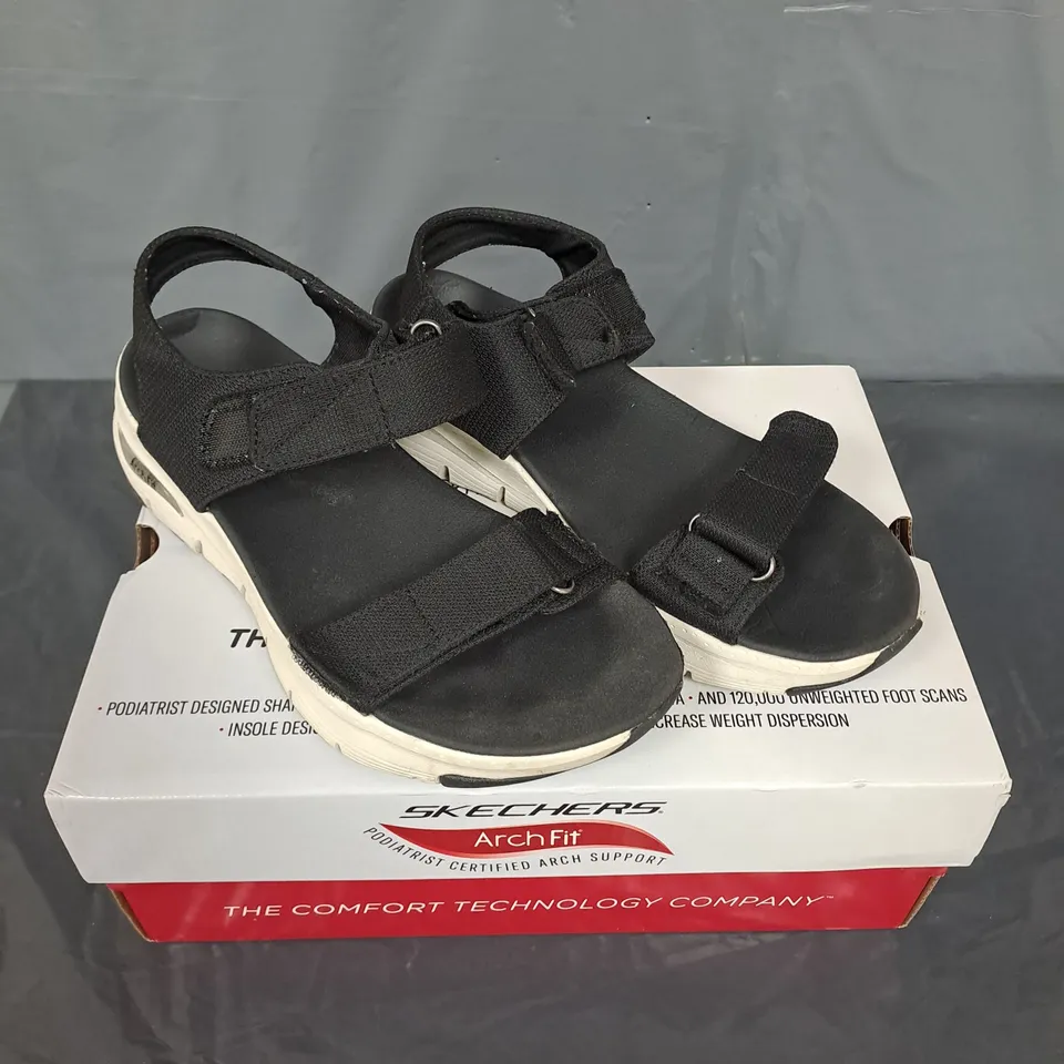 BOXED PAIR OF SKECHERS ARCH FIT 2.0 GO-GETTER SANDALS - 3