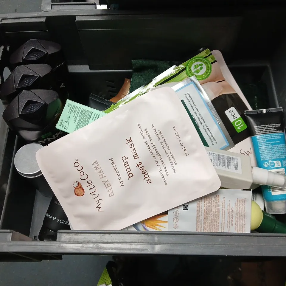 APPROXIMATEY 20 ASSORTED HEALTH AND BEAUTY PRODUCTS TO INCLUDE CHILD'S FARM HAIR AND BODY WASH, COLGATE TOOTHPASTE AND LYNX SHOWER GEL