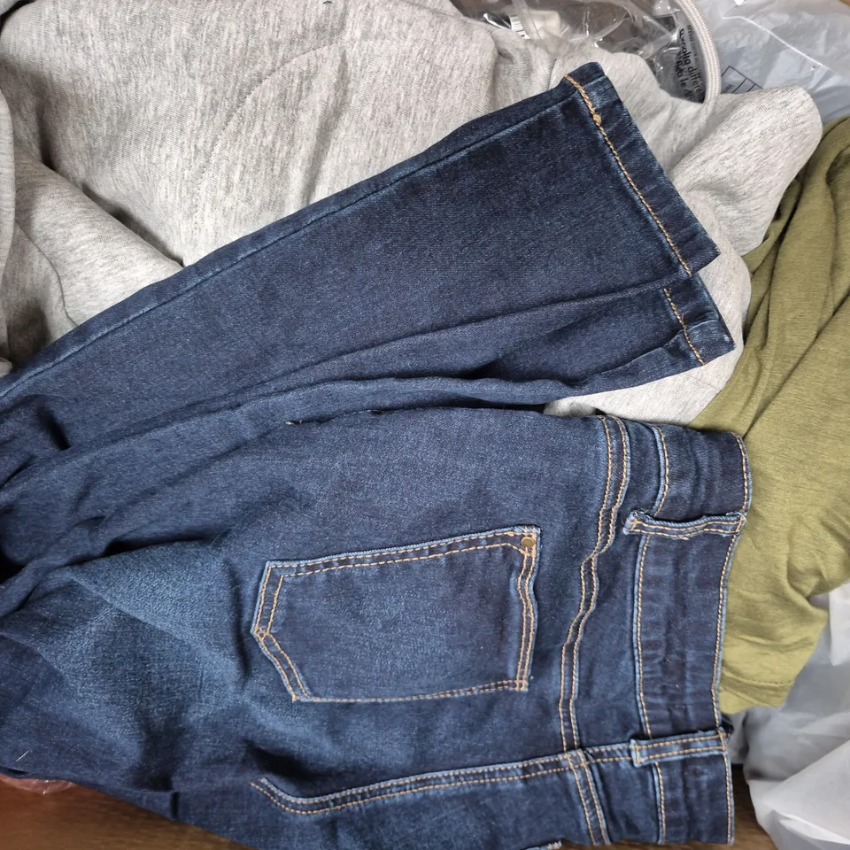 BOX OF APPROXIMATELY 20 ASSORTED CLOTHING AND FASHION ITEMS IN VARIOUS STYLES, SIZES, AND COLOURS - COLLECTION ONLY
