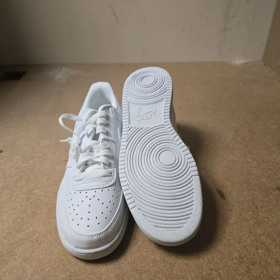 NIKE AIR FORCE 1 LOW WHITE SNEAKERS - UK SIZE 7.5 