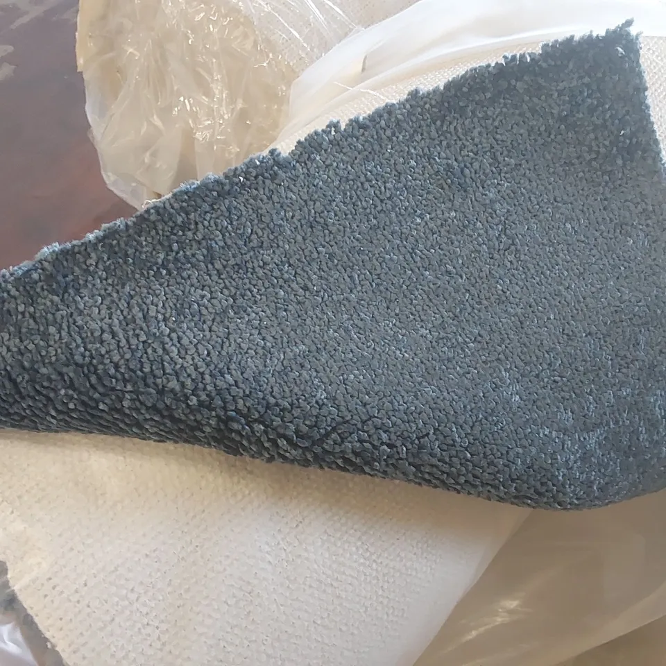 ROLL OF QUALITY EC AURA ICE POP CARPET - APPROXIMATELY 3.55 x 5m