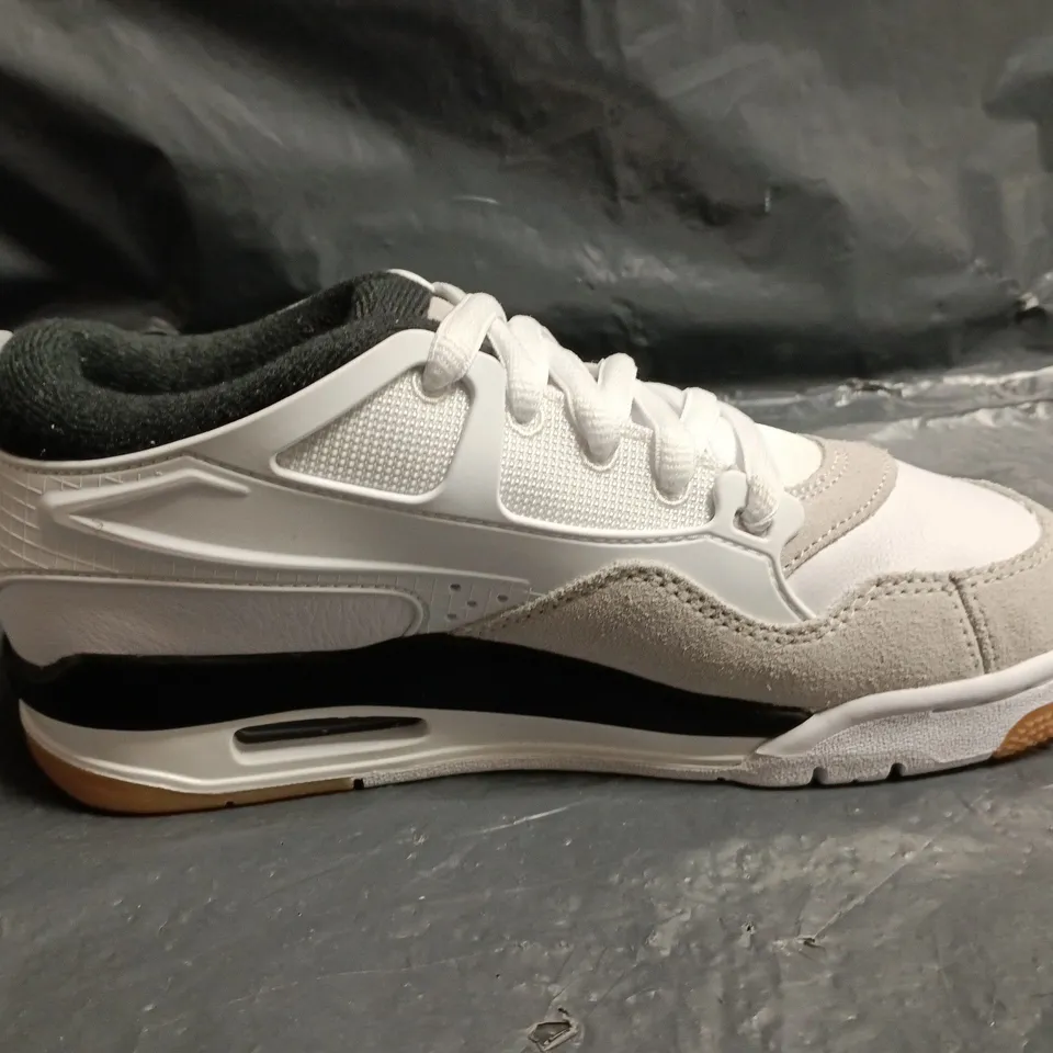 UNBOXED PAIR OF NKE YOUTH WHITE TRAINERS - UK 4.5