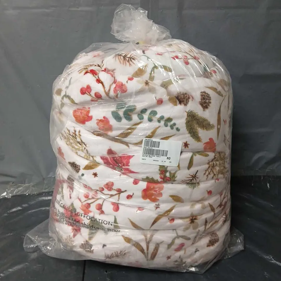 REVERSIBLE FLORAL THROW IN FESTIVE FLORAL (250X260CM)