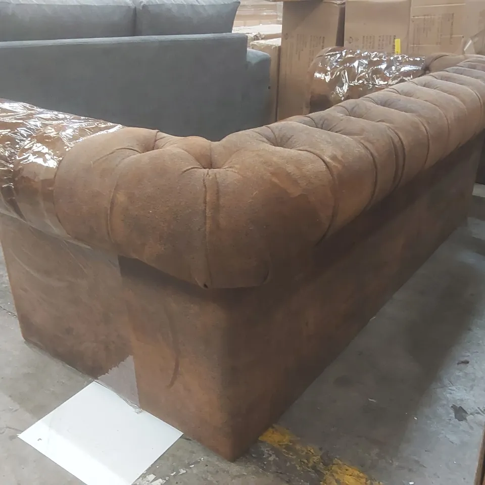 QUALITY DESIGNER UPHOLSTERED CHESTERFIELD SOFA - MISSING FEET