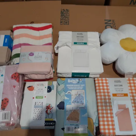 BOX OF APPROXIMATELY 8 ASSORTED BEDDING AND SOFT FURNISHING ITEMS TO INCLUDE - THROW PILLOW - BEDDING SET - FITTED SHEET ETC. 