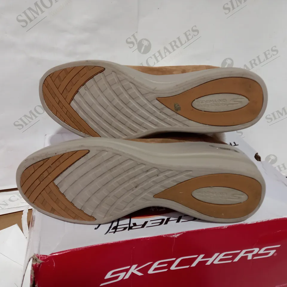 BOXED PAIR OF SKECHERS TAN LEATHER BOOT - SIZE 8