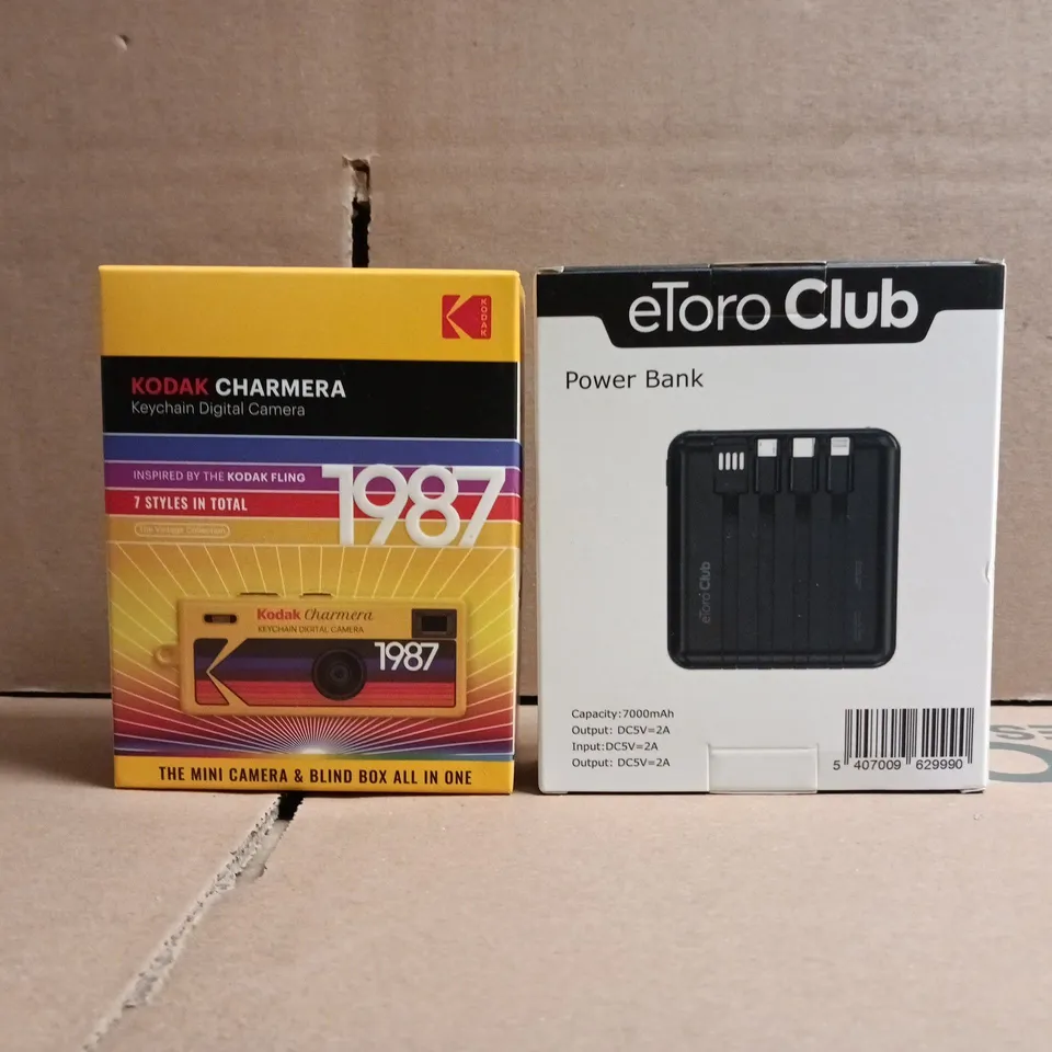 APPROXIMATELY 10 ASSORTED HOUSEHOLD ITEMS TO INCLUDE ETORO CLUB POWER BANK, KODAK CHARMERA KEYCHAIN DIGITAL CAMERA, ETC