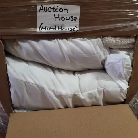 PALLET CONTAINING ASSORTED BEDDING & PILLOWS