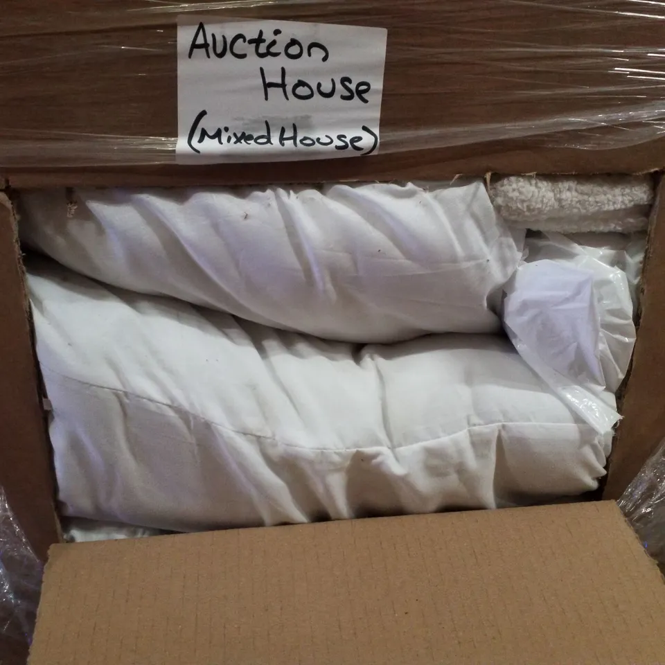 PALLET CONTAINING ASSORTED BEDDING & PILLOWS