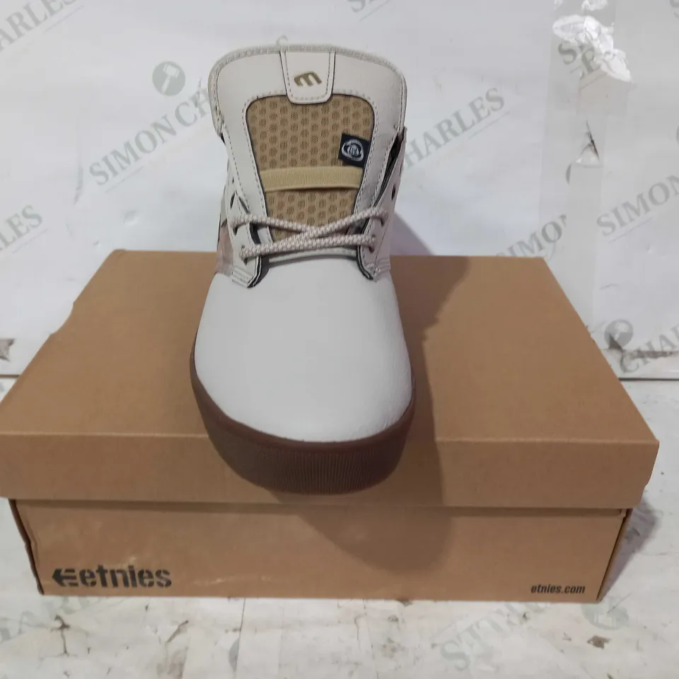 BOXED PAIR OF ETNIES JAMESON MID CRANK SHOES IN WARM GREY UK SIZE 10