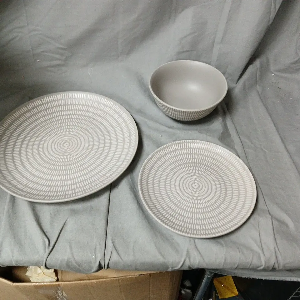 APPROXIMATELY 12 PC CERAMIC DINNER SET WITH GREY GEOMETRIC PATTERN