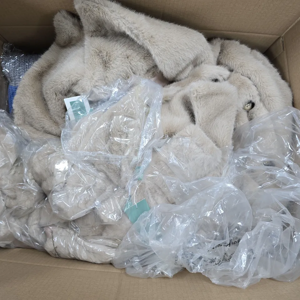 APPROXIMATELY 6 ASSORTED ITEMS TO INCLUDE LA MAREY COAT, HANDBAG, TAMSY SWEATER, ETC