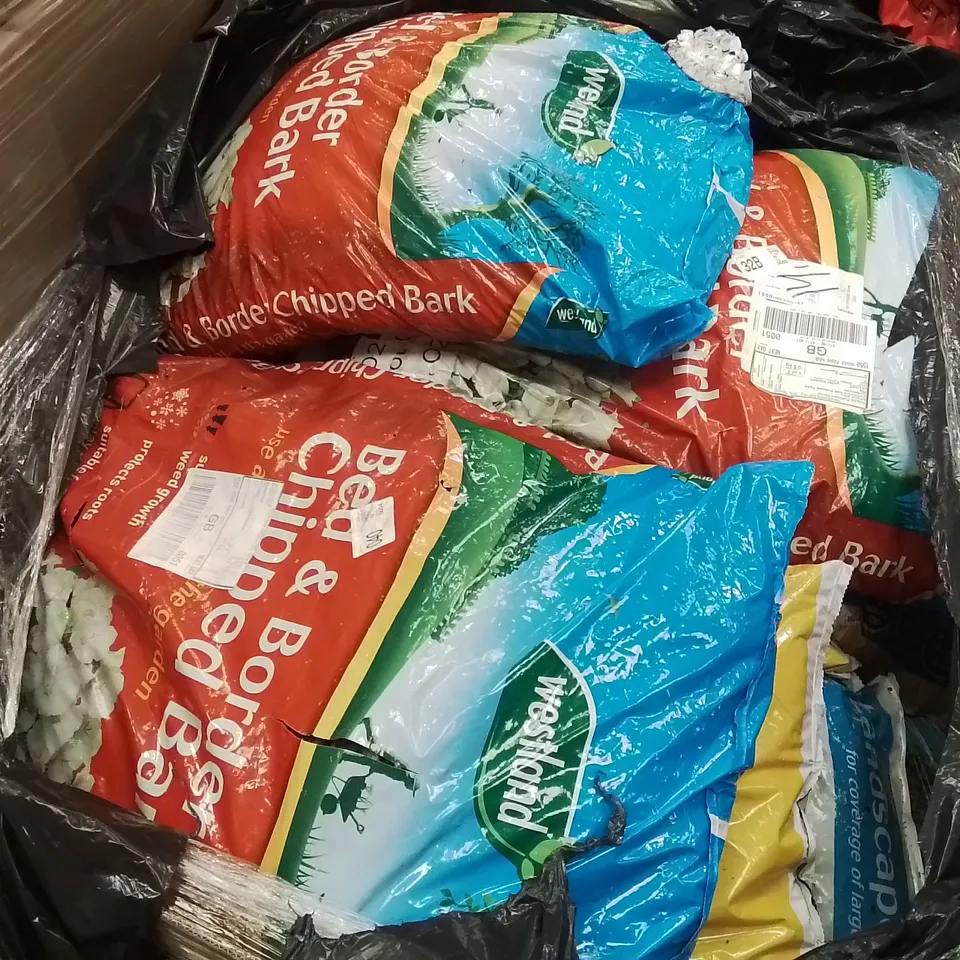 PALLET CONTAINING A LARGE QUANTITY OF ASSORTED GARDENING SUPPLIES FOR GROUND AND PLANT MAINTENANCE 