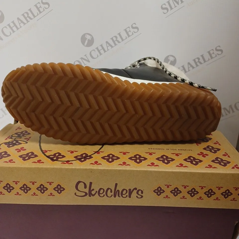 BOXED SKECHERS NO REGRET BOOTS, BLACK - SIZE 7