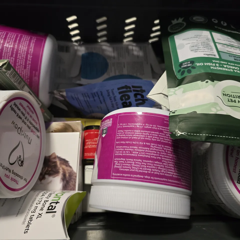 TOTE OF APPROXIMATELY 15 ASSORTED PET ITEMS TO INCLUDE - YUMOVE DIGESTIVE CARE , NUTRLPAW ALL ITCH , TOOTH GEL ETC