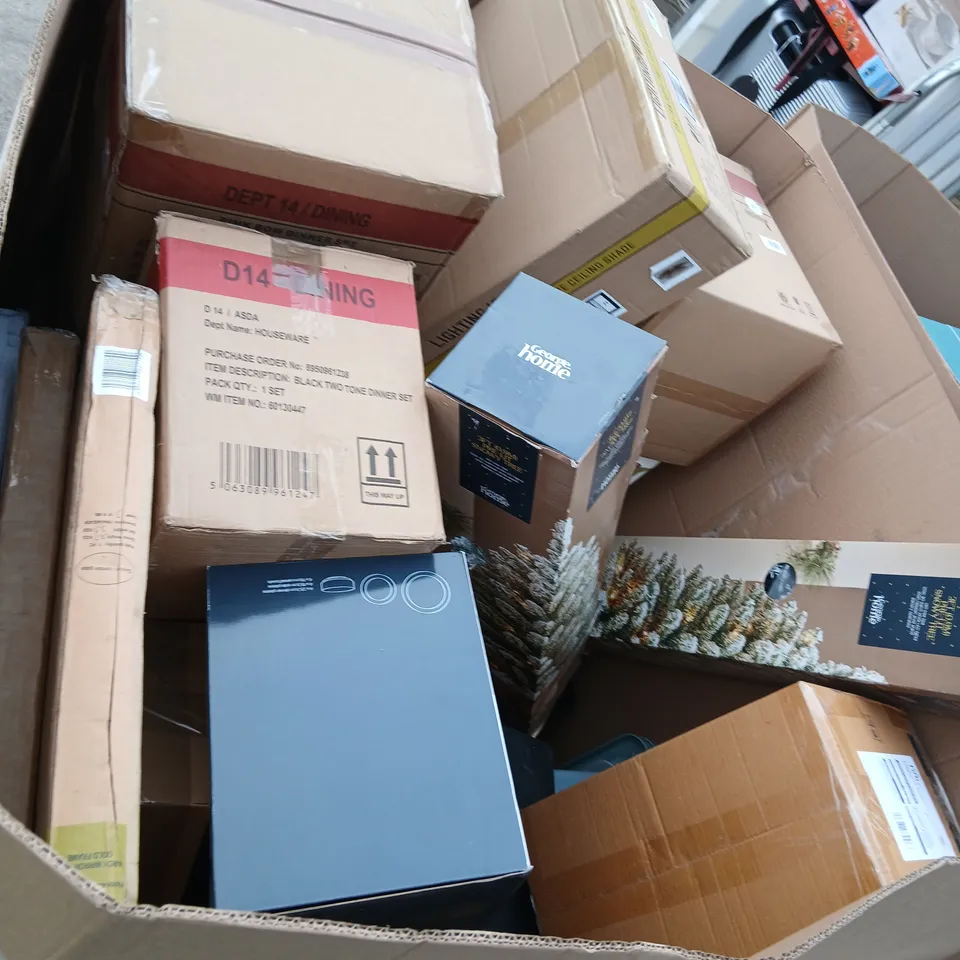 PALLET OF APPROXIMATELY 21 ASSORTED PRODUCTS TO INCLUDE; SWING BIN BLACK, COTTON TREE SKIRT, SNOWFLAKE LIGHT, DINNER SETS AND JEWELLED LIGHTS STARS