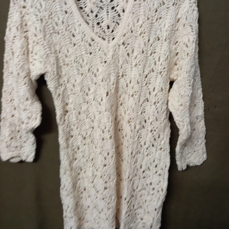 LOT OF 17 AS NEW KNITTED JUMPERS IN ECRU - ALL 1