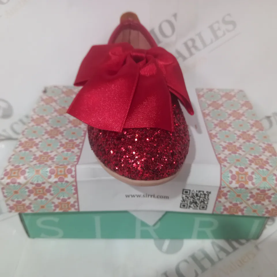 BOXED PAIR OF SIRRI INFANT SHOES IN RED W. GLITTER EFFECT AND BOW DETAIL UK SIZE 7
