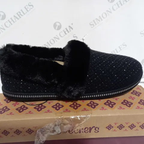 SKECHERS COZY SLIPPER BLACK - SIZE 6.5
