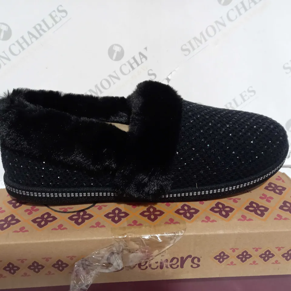 SKECHERS COZY SLIPPER BLACK - SIZE 6.5