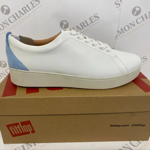 BOXED PAIR OF FITFLOP WHITE TRAINERS SIZE 6