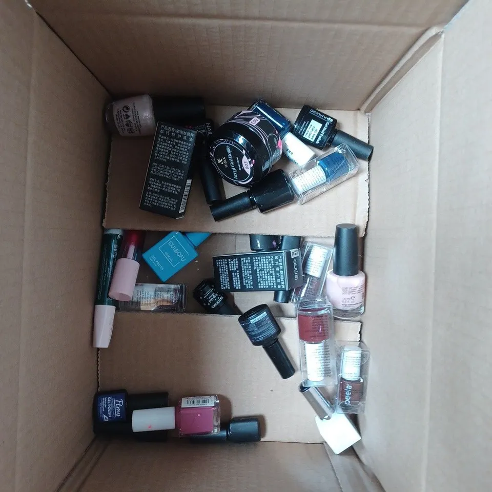 APPROXIMATELY 20 BOTTLES OF NAIL VARNISH TO INCLUDE MISS DOLLA, ESSIE AND PEELA