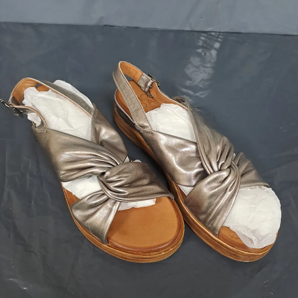 PAIR OF MODA IN PELLE KALMIA LEATHER SANDALS - 5