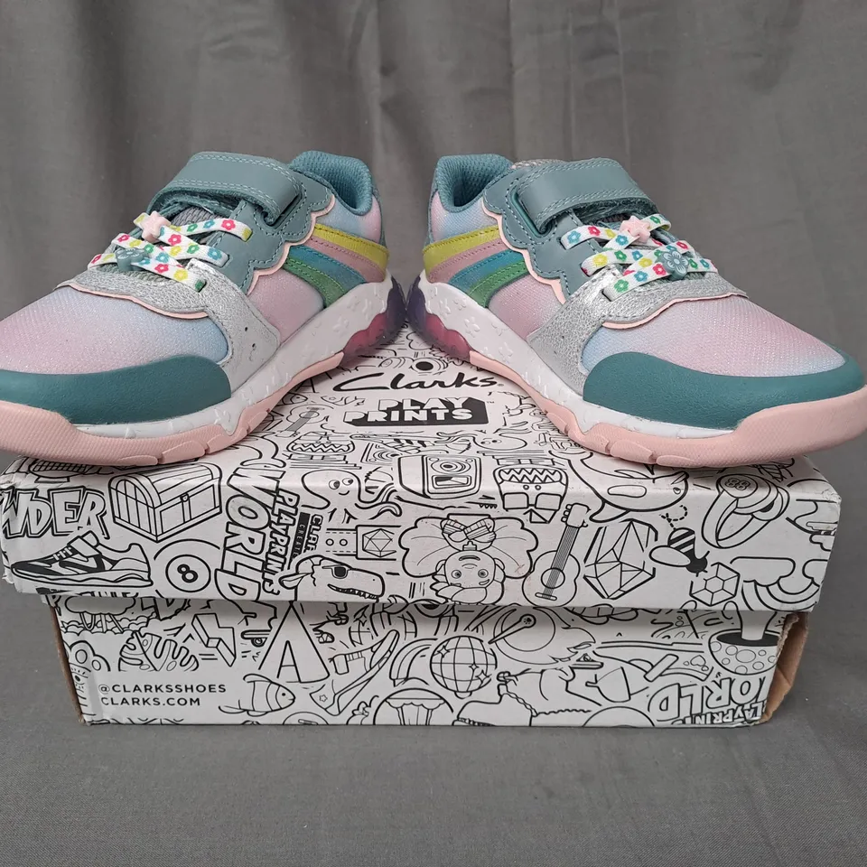 BOXED PAIR OF CLARKS PLAY PRINTS TIDAL STAR KIDS SHOES IN AQUA/MULTICOLOUR UK SIZE 11.5