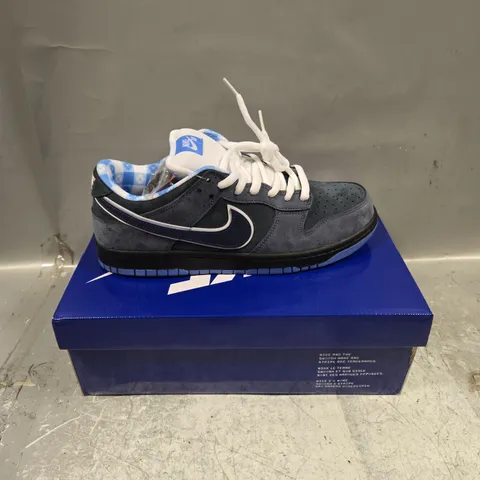 BOXED PAIR OF NIKE DUNK LOW TRAINERS - 10