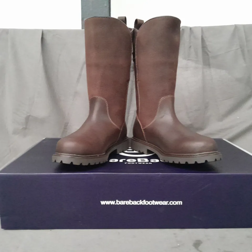 BOXED PAIR OF BAREBACK QUEBEC WATERPROOF MID CALF BOOTS IN BROWN UK SIZE 4