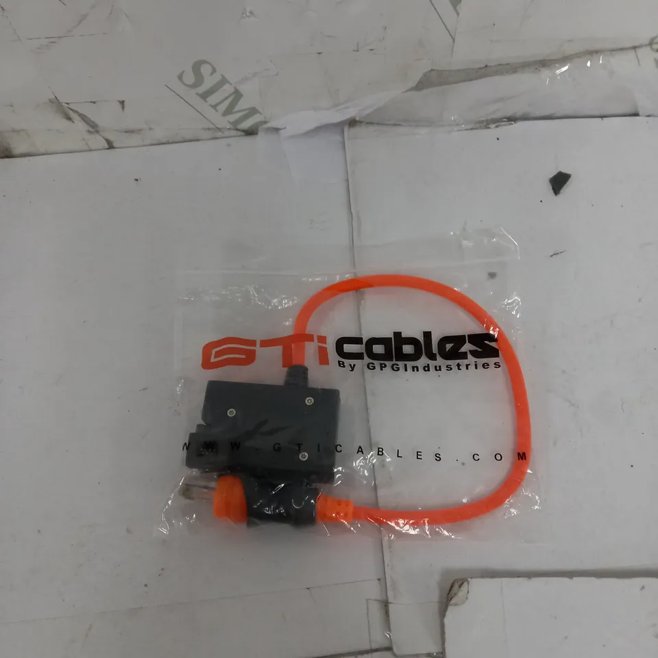 BOX OF APPROXIMATELY 25 GTICABLES N6085-082