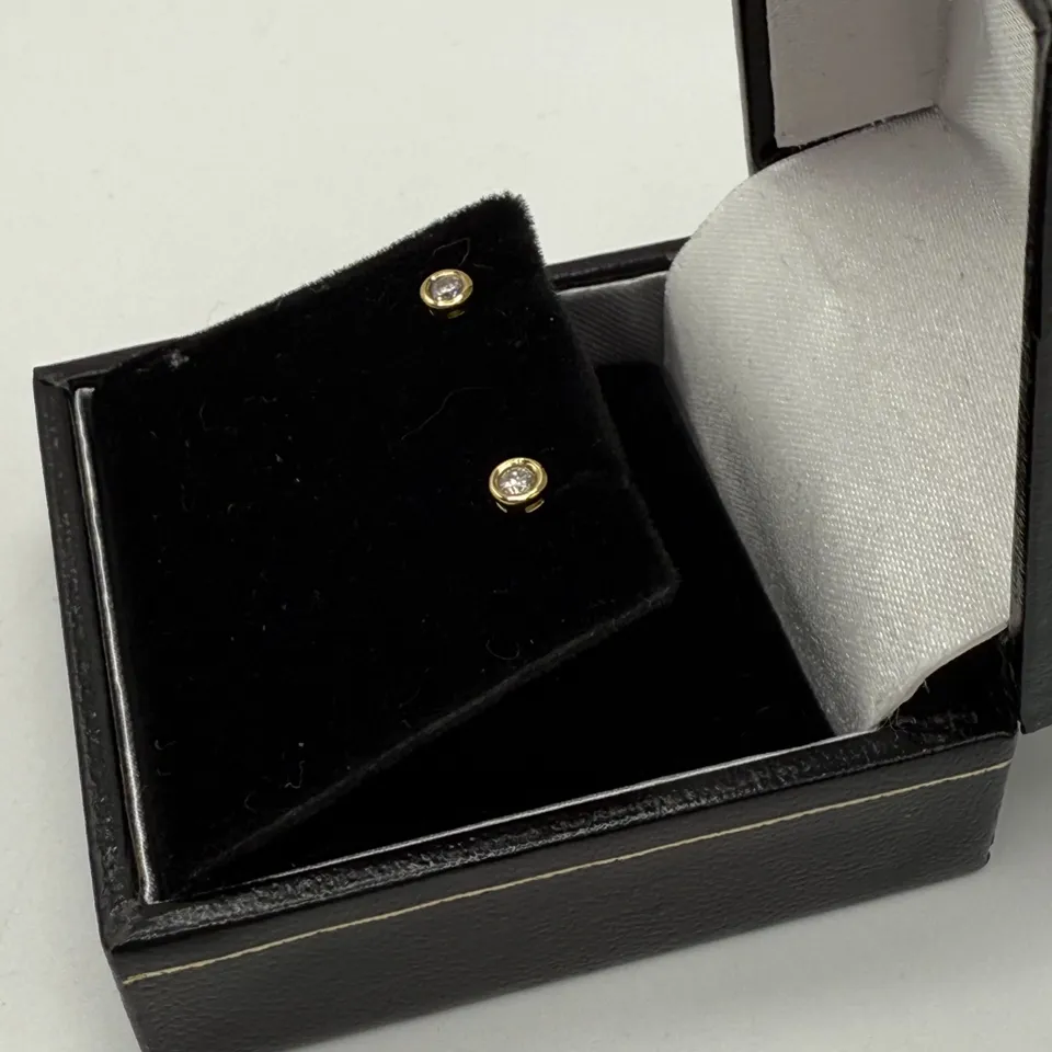 18CT YELLOW GOLD STUD EARRINGS SET WITH NATURAL DIAMONDS