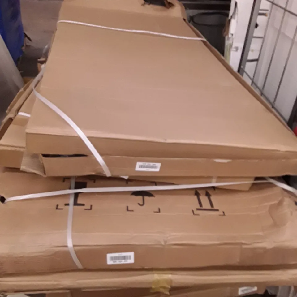 PALLET OF ASSORTED SHOWER TRAYS/DOORS