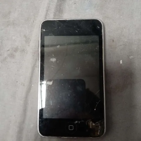 APPLE IPOD TOUCH (4TH GENERATION) 8GB – SILVER (FRONT CRACKED)